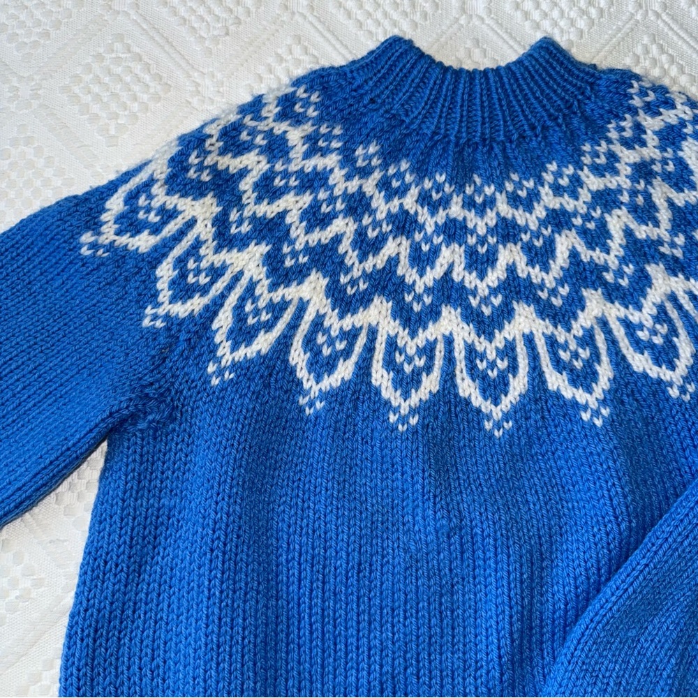Handmade hand knit fair isle mock neck sweater blue and white fits medium large - Picture 2 of 3
